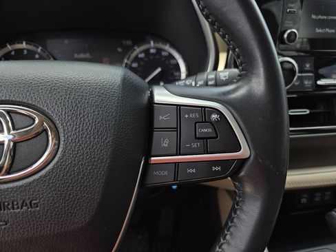 Used 2022 Toyota Highlander XLE FWD image 22