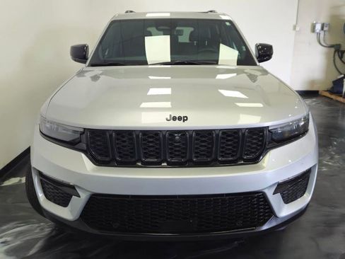 Used 2024 Jeep Grand Cherokee Limited w/ Luxury Tech Group II AWD/4WD image 19