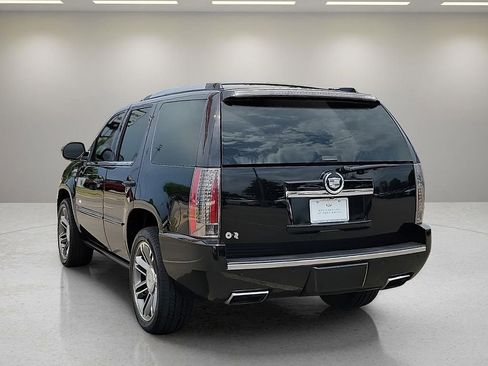 Used 2012 Cadillac Escalade Premium RWD image 4