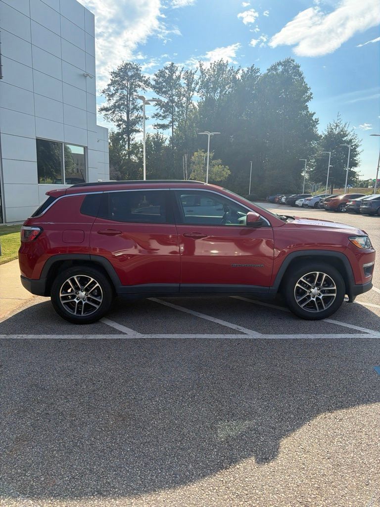 Used 2019 Jeep Compass Latitude w/ Popular Equipment Group FWD image 2