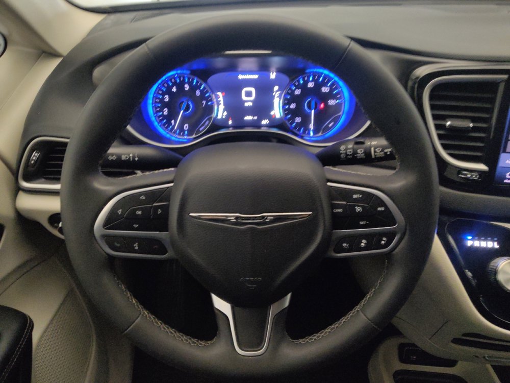 Used 2023 Chrysler Pacifica Touring-L FWD image 22