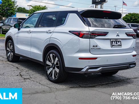 Used 2025 Mitsubishi Outlander SE FWD image 8