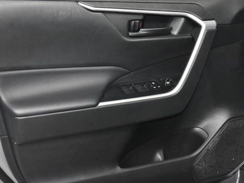 Used 2022 Toyota RAV4 LE AWD/4WD image 4