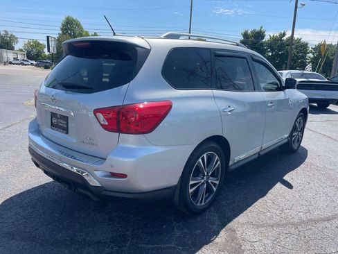 Used 2017 Nissan Pathfinder Platinum w/ Family Entertainment Package AWD/4WD image 9