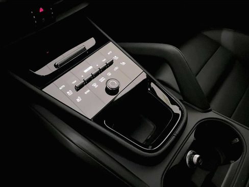 Used 2025 Porsche Cayenne image 20