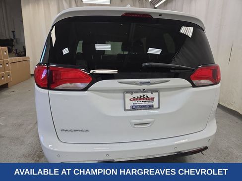 Used 2017 Chrysler Pacifica Touring-L w/ 13 Speaker Alpine Sound Group image 41