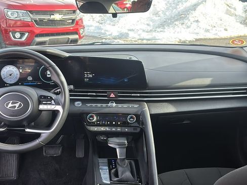 Used 2025 Hyundai Elantra SEL image 12
