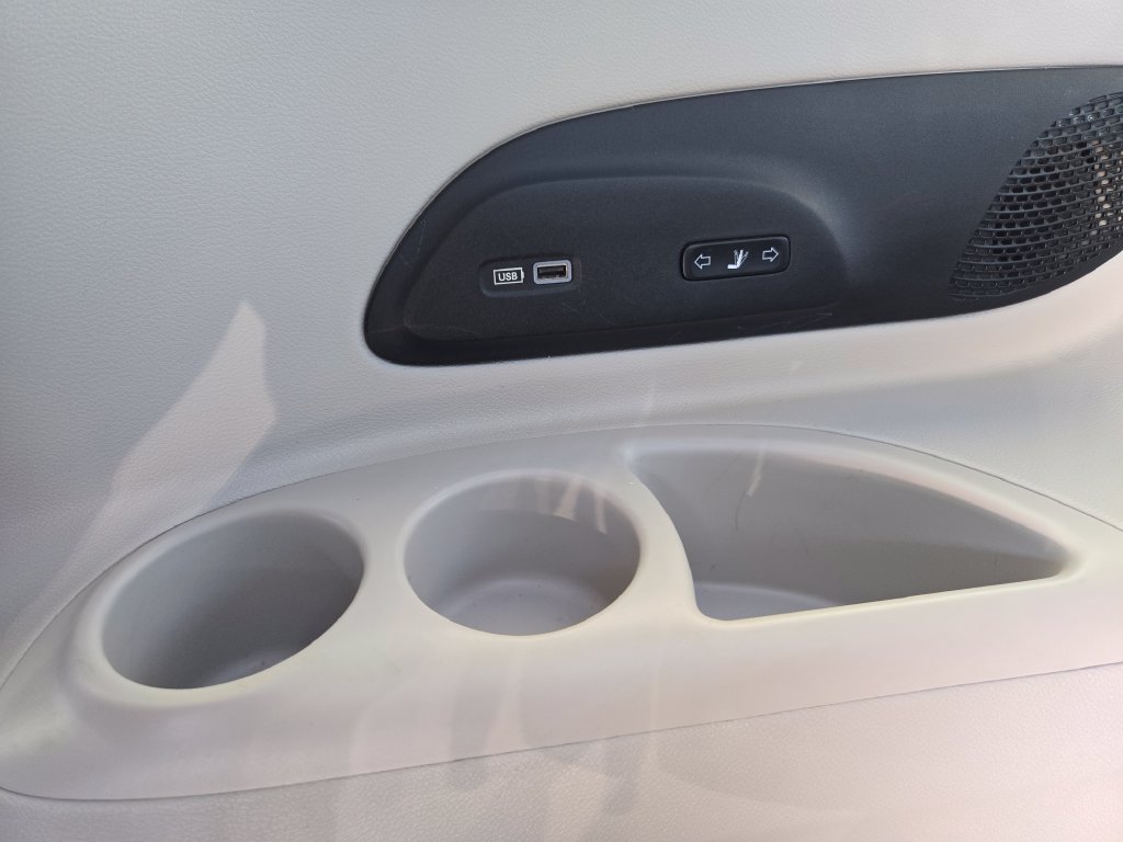 Used 2017 Chrysler Pacifica Limited FWD image 49