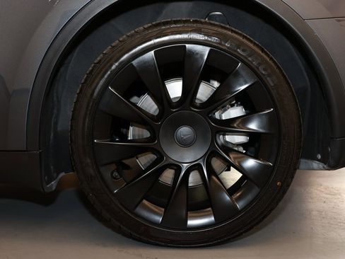 Used 2023 Tesla Model Y Long Range image 25