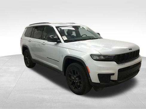 Used 2024 Jeep Grand Cherokee L Altitude image 4