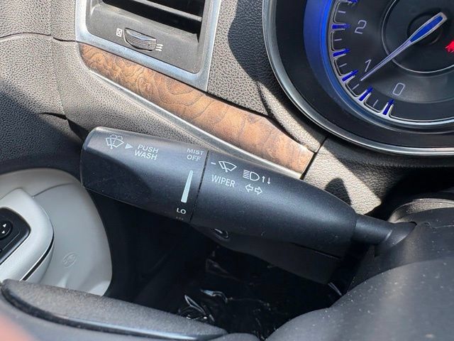 Used 2018 Chrysler 300 Limited AWD/4WD image 35