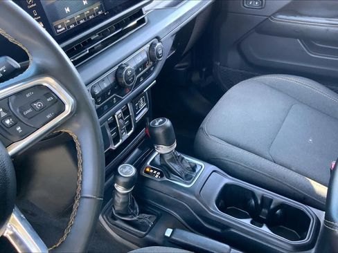 Used 2024 Jeep Wrangler Unlimited Sahara AWD/4WD image 16