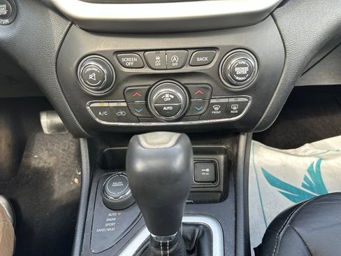 Used 2018 Jeep Cherokee Latitude Plus w/ Comfort/Convenience Group AWD/4WD image 44
