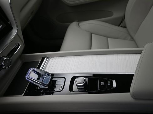 New 2026 Volvo XC60 T8 Ultra w/ Climate Package AWD/4WD image 16