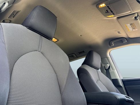 Used 2025 Toyota Highlander LE FWD image 25
