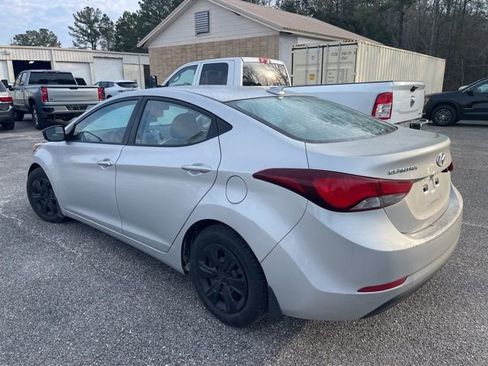 Used 2016 Hyundai Elantra SE image 11