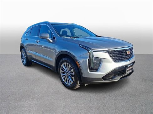 Used 2024 Cadillac XT4 Premium Luxury image 3