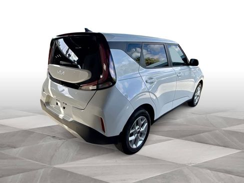 Used 2025 Kia Soul LX w/ LX Technology Package FWD image 8