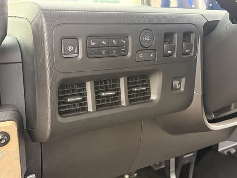 Used 2024 Chevrolet Brightdrop 400 w/ Commercial Equipment Package AWD/4WD image 17