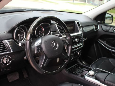 Used 2014 Mercedes-Benz GL 550 4MATIC w/ Driver Assistance Package image 19