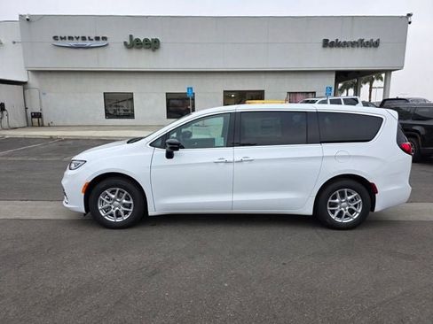New 2026 Chrysler Pacifica Select image 4