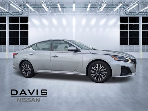 Used 2023 Nissan Altima 2.5 SV image 1