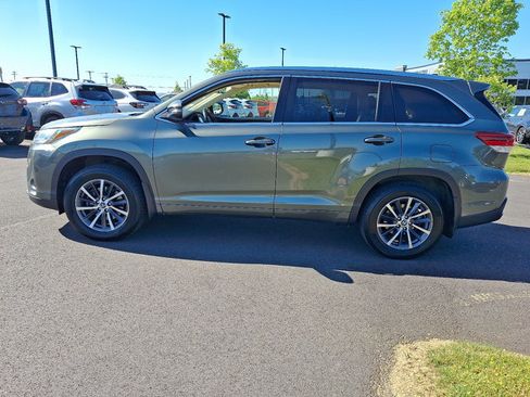 Used 2018 Toyota Highlander XLE w/ Carpet Mat Package (TMS) AWD/4WD image 4
