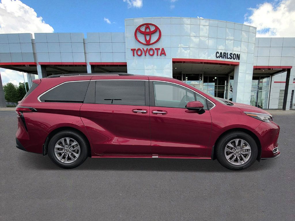 Certified 2022 Toyota Sienna XLE AWD/4WD image 4