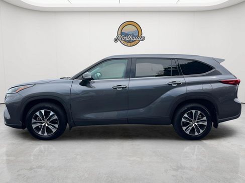 Used 2021 Toyota Highlander XLE AWD/4WD image 22