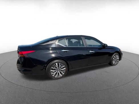 Used 2025 Nissan Altima 2.5 SV FWD image 15