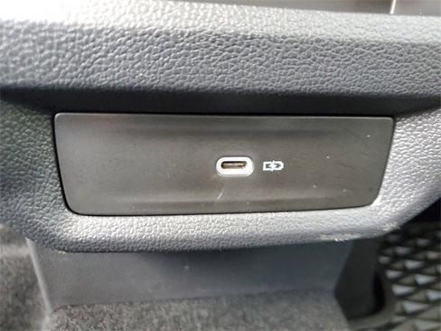 Certified 2025 Volkswagen Taos SE image 12