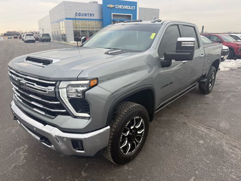 Used 2025 Chevrolet Silverado 2500 LTZ w/ LTZ Premium Package image 9