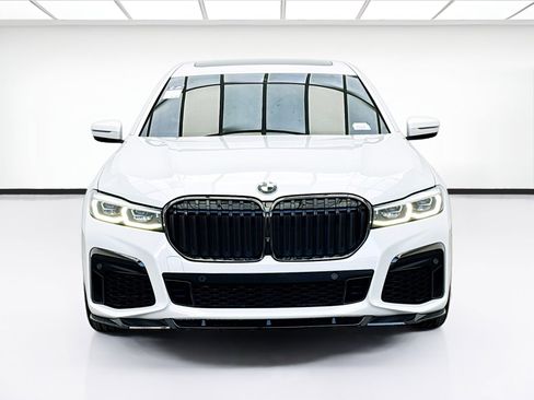 Used 2022 BMW 740i w/ M Sport Package image 2