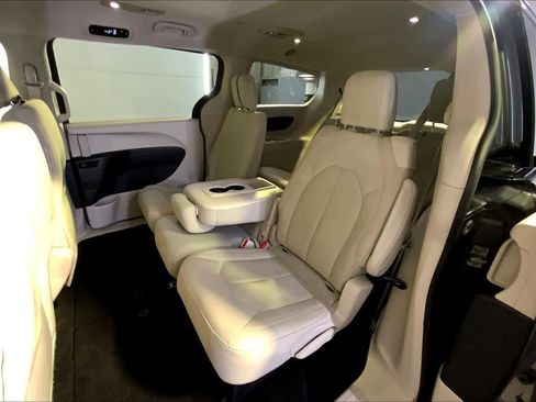 Used 2017 Chrysler Pacifica Touring image 20
