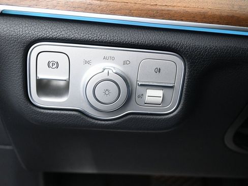 Used 2025 Mercedes-Benz GLE 450e 4MATIC w/ Winter Package image 25