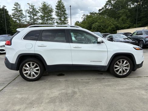 Used 2017 Jeep Cherokee Limited w/ Luxury Group FWD image 19