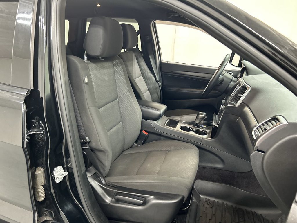 Used 2018 Jeep Grand Cherokee Laredo AWD/4WD image 22