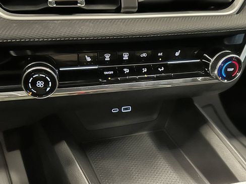 Used 2025 Chevrolet Equinox LT w/ Safety and Technology Package AWD/4WD image 16