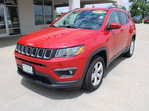 Used 2018 Jeep Compass Latitude w/ Cold Weather Group AWD/4WD image 2