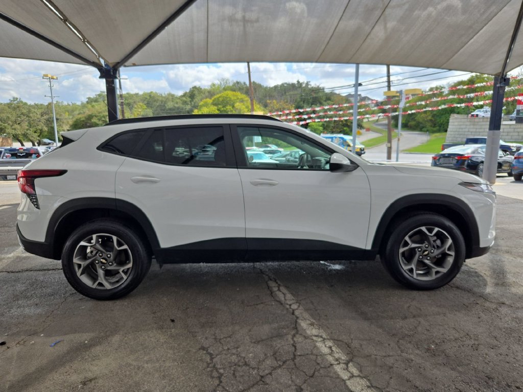 Used 2026 Chevrolet Trax LT FWD image 4