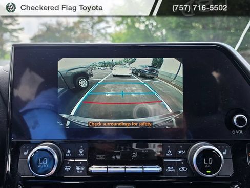 Used 2023 Toyota Highlander XLE FWD image 17