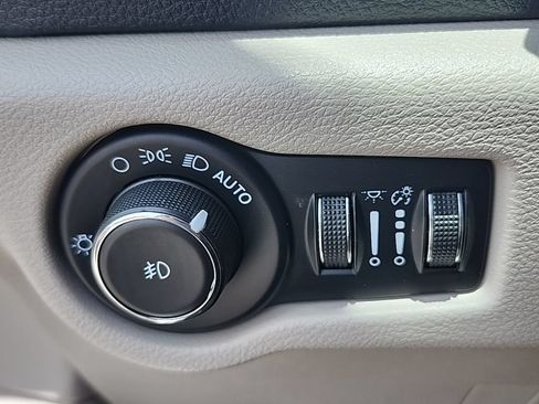 Used 2023 Chrysler Pacifica Touring-L FWD image 19