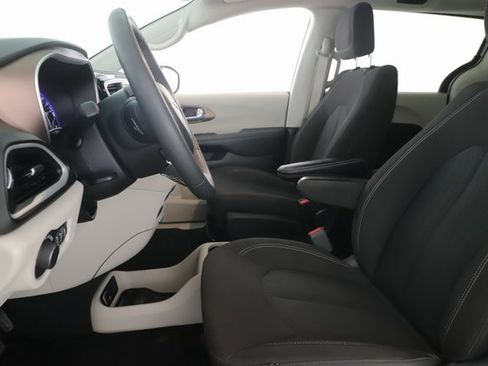 Used 2024 Chrysler Voyager LX image 16