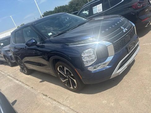 Used 2023 Mitsubishi Outlander SE FWD image 3