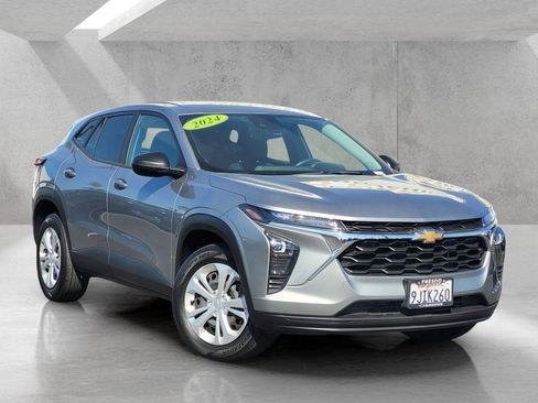Used 2024 Chevrolet Trax LS w/ Driver Confidence Package FWD image 2