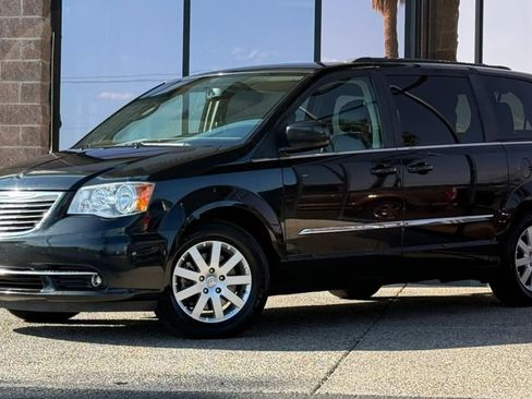 Used 2016 Chrysler Town & Country Touring FWD image 3