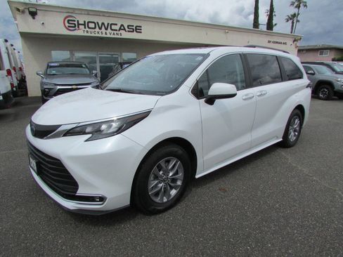 Used 2024 Toyota Sienna XLE image 3