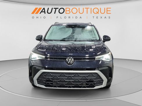 Used 2025 Volkswagen Taos SE w/ Panoramic Sunroof Package FWD image 8