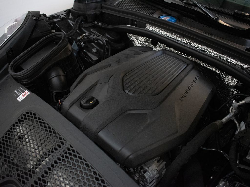 Certified 2026 Porsche Macan AWD/4WD image 18