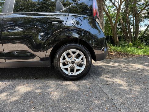 Used 2025 Kia Soul LX w/ LX Technology Package FWD image 10